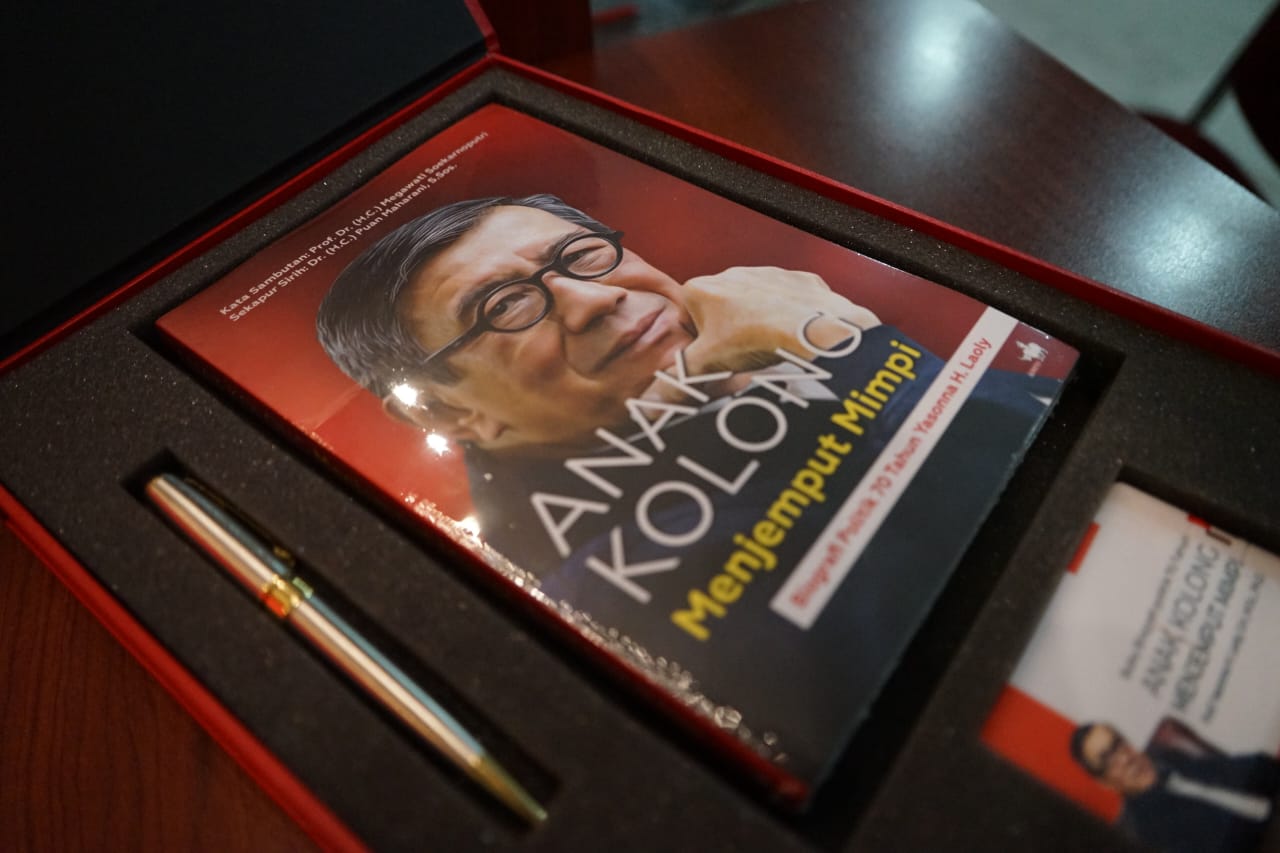 Buku biografi politik ini ditulis cukup komprehensif, dengan penekanan pada jejak-langkah Yasonna H. Laoly sebagai politisi dan pejabat pemerintahan.